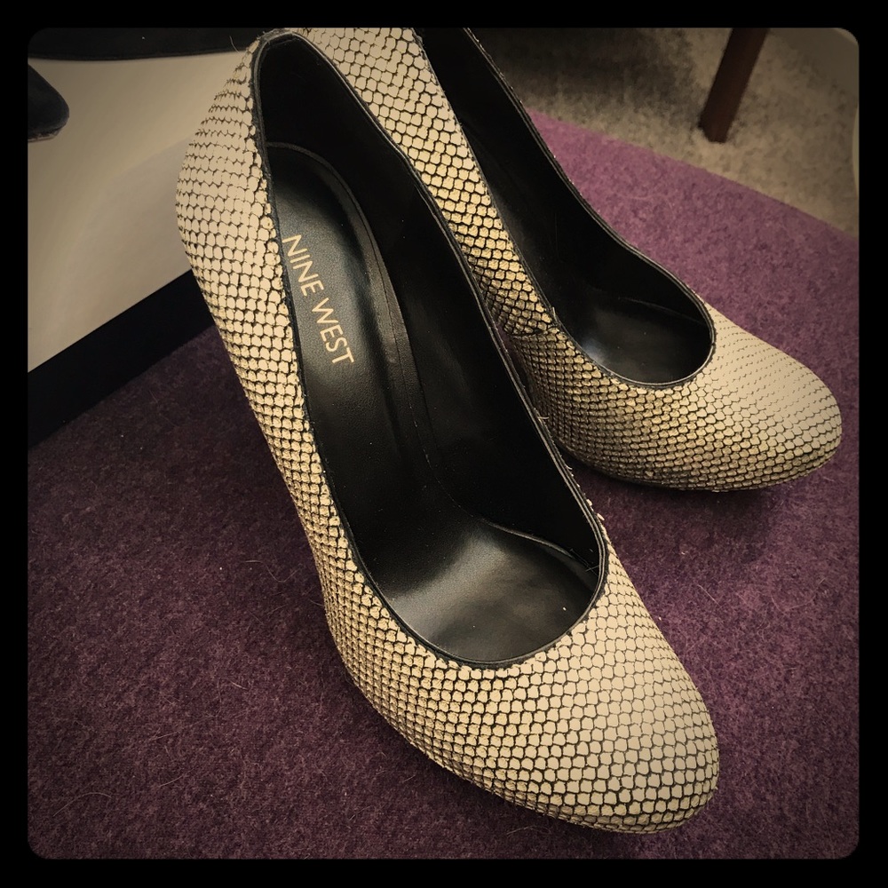 Nine West Gold and Black 8.5 Heels.